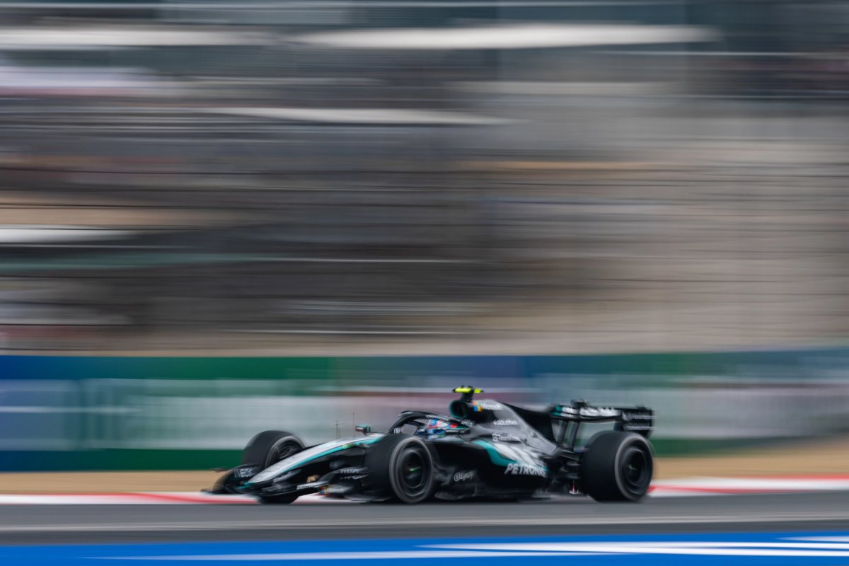 Russell stays unbeaten with dramatic sprint win in Shanghai